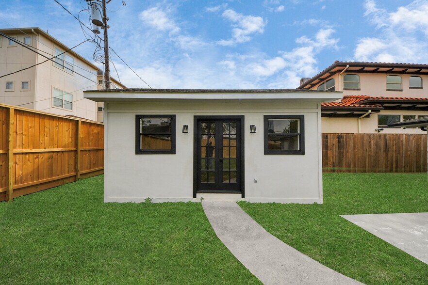 More Photos Of 4738 W. Alabama, Houston Loft Creative Space For Lease