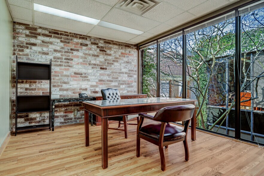 More Photos Of 2028 Buffalo Ter, Houston Office For Lease