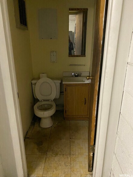 More Photos Of 545 E 100 N, Price Office For Sale