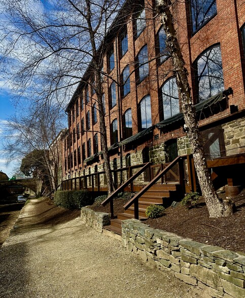 More Photos Of 1054-1066 31st St NW, Washington Unknown For Lease