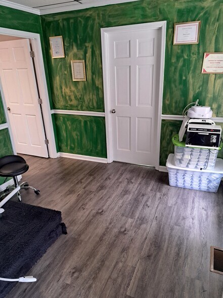 More Photos Of 370 W Stonewall Ave, Fayetteville Office For Sale