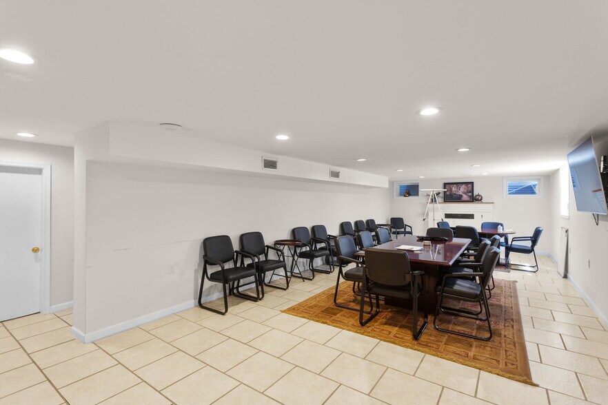More Photos Of 2352 Jefferson Hwy, Waynesboro Office For Sale