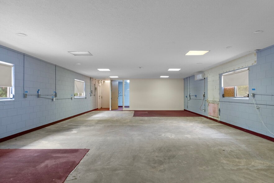 More Photos Of 377 Highway 40 W, Inglis Flex For Lease