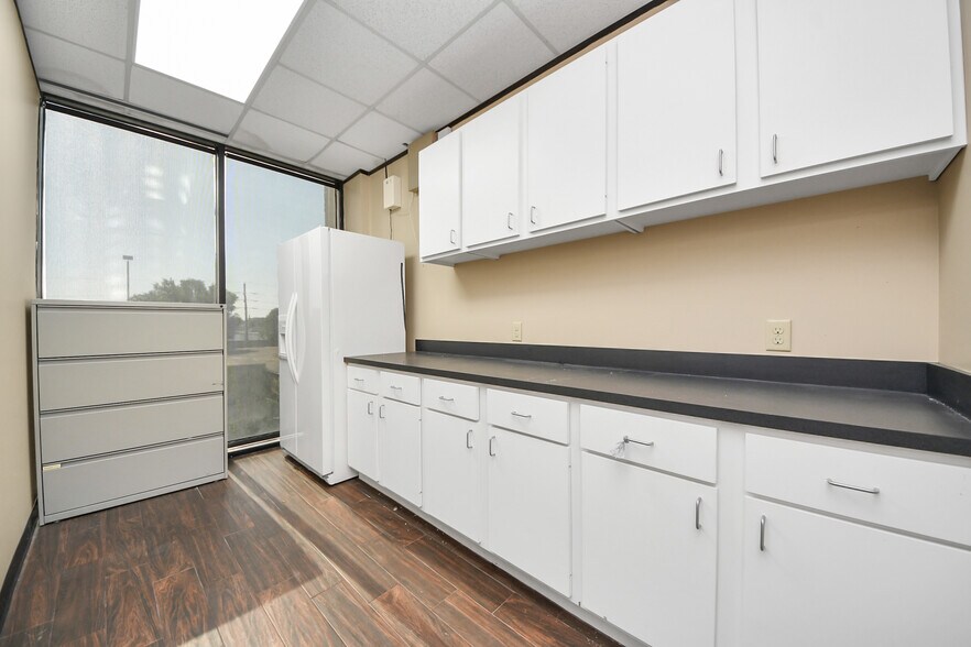More Photos Of 6100 Corporate Dr, Houston Office For Sale