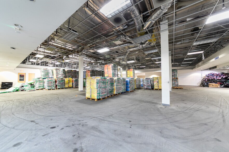 More Photos Of 15001 S Figueroa St, Gardena Distribution For Lease