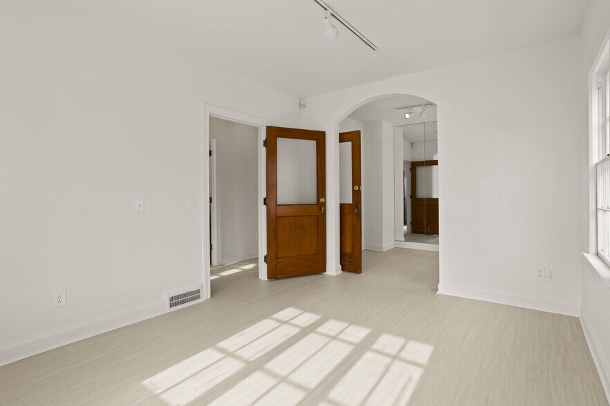 More Photos Of 206 Park Ave, Rochester Office Residential For Lease