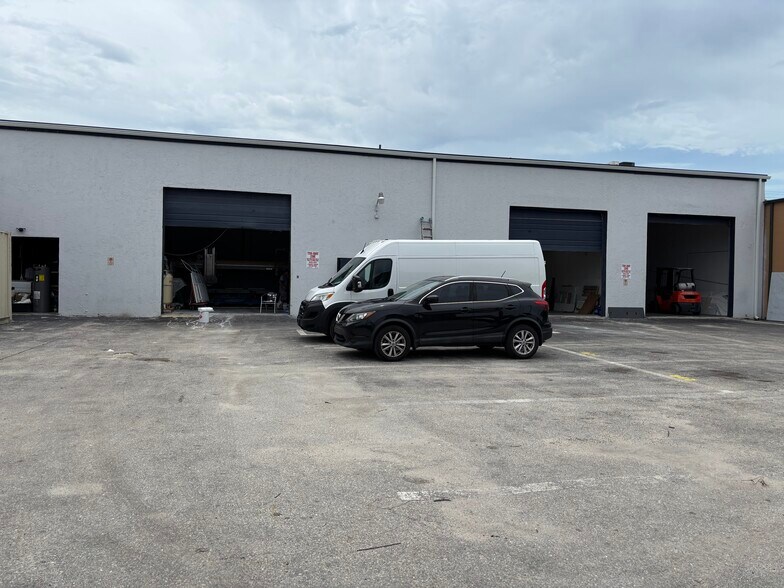 More Photos Of 944 Country Club Blvd, Cape Coral Warehouse For Lease