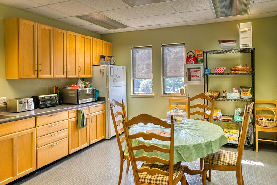 More Photos Of 1575 E Francisco Blvd, San Rafael Warehouse For Lease