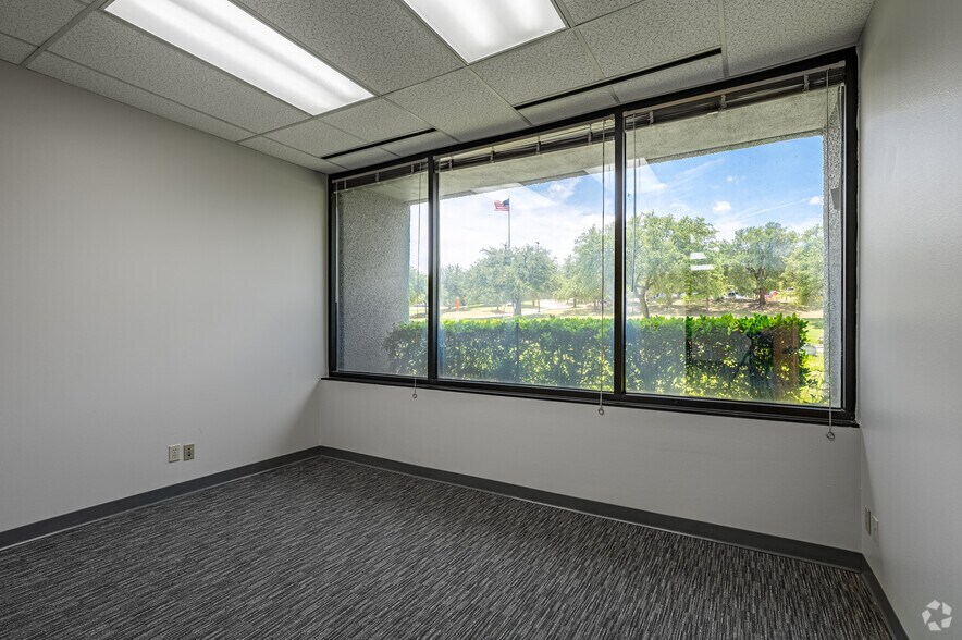 More Photos Of 1333 Corporate Dr, Irving Loft Creative Space For Lease