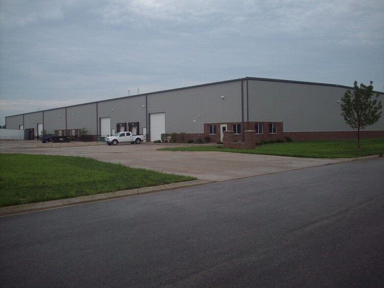More Photos Of 405 Comanche Cir, Harvard Warehouse For Lease