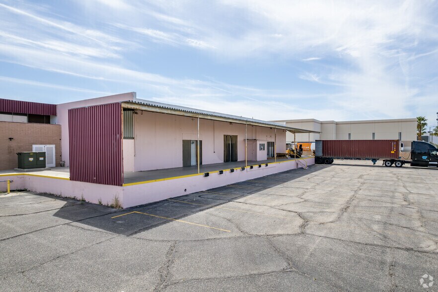 More Photos Of 45585 Commerce St, Indio Warehouse For Lease