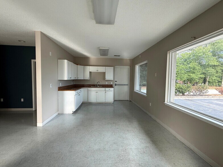 More Photos Of 117 Park Rd, Lexington Showroom For Sale