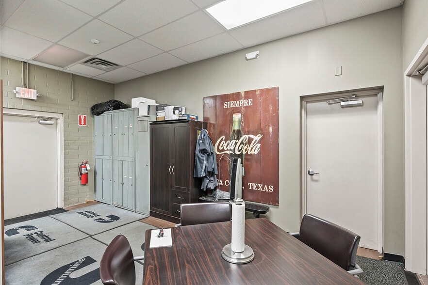 More Photos Of 2940 Weber Dr, Aurora Auto Repair For Sale