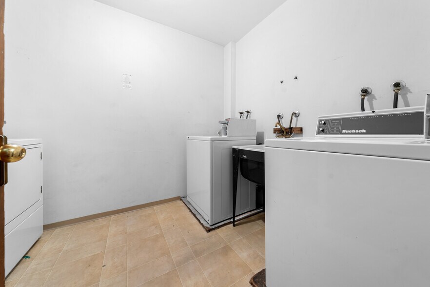 More Photos Of 325 Ash St, New Westminster Apartments For Sale