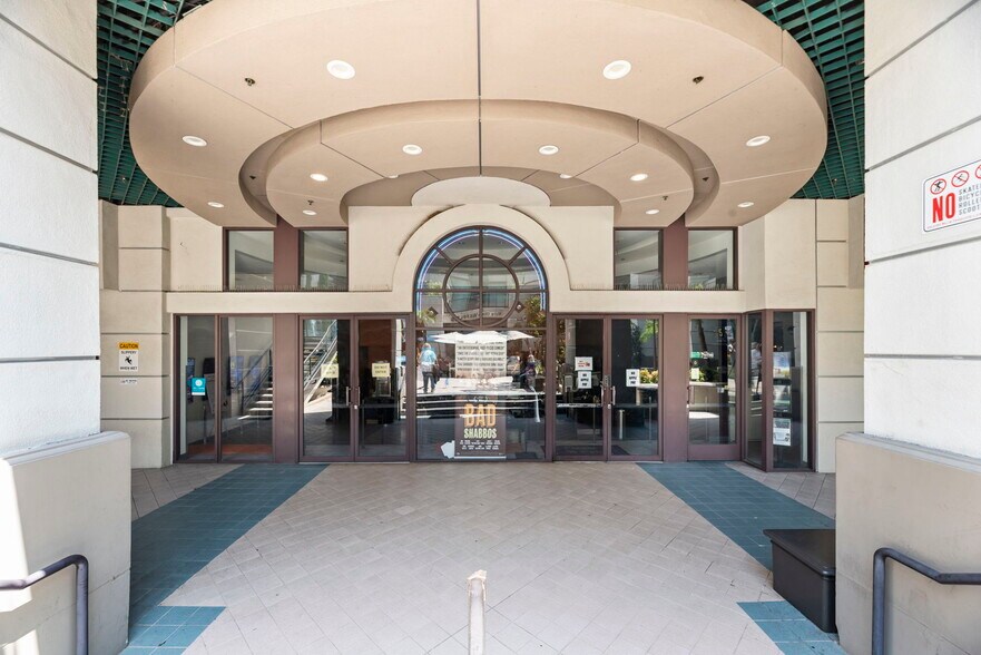 More Photos Of 17150-17200 Ventura Blvd, Encino General Retail For Lease