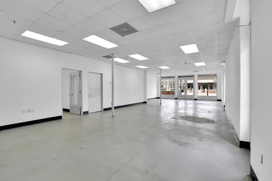 More Photos Of 150 W Main St, Lewisville Bar For Lease