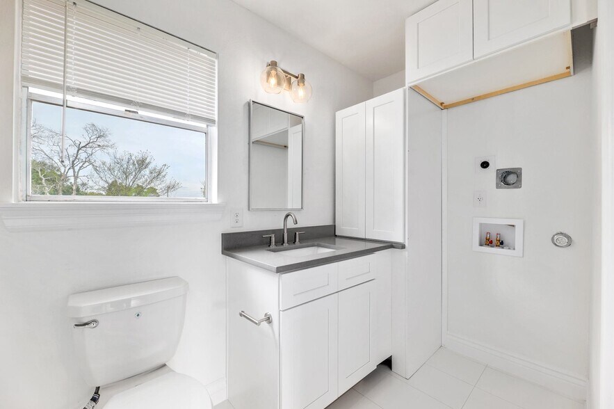 More Photos Of 306 W Stassney Ln, Austin Specialty For Sale