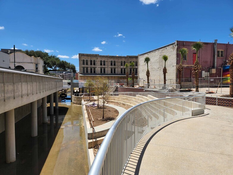 More Photos Of 333-341 W Commerce St, San Antonio Storefront For Lease