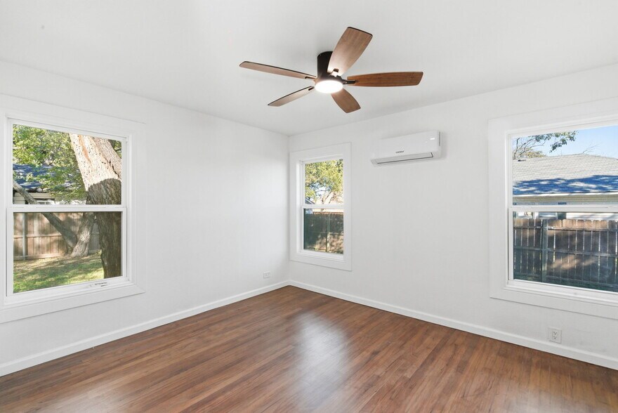 More Photos Of 112 W Akard St, Weatherford Flex For Sale