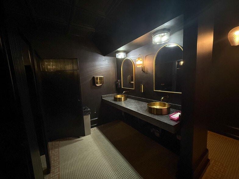 More Photos Of 402 W Trade St, Charlotte Office For Lease