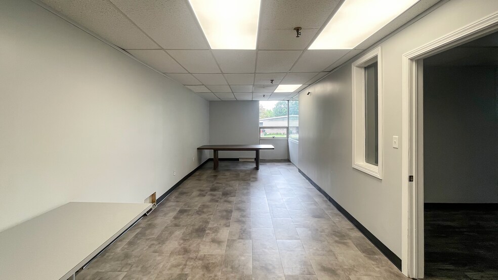 More Photos Of 9 Britton Dr, Bloomfield Manufacturing For Lease