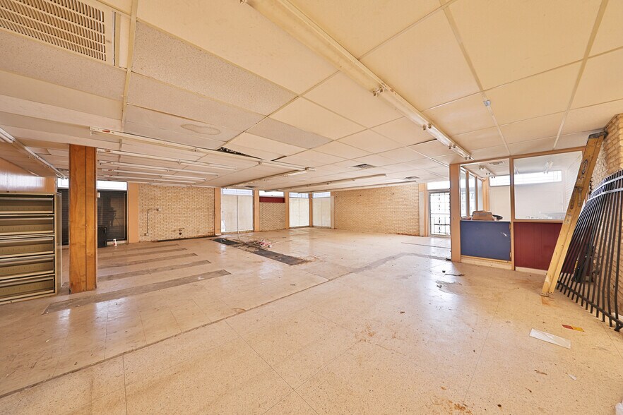 More Photos Of 2402-2406 Commercial Ave, San Antonio Medical For Sale