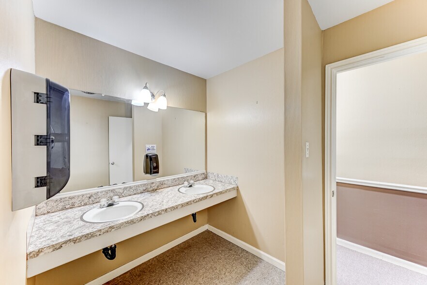 More Photos Of 14741 Pebble Bend Dr, Houston Loft Creative Space For Lease