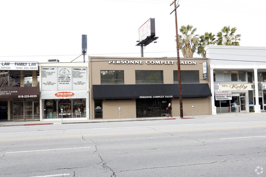 More Photos Of 22547 Ventura Blvd, Woodland Hills Storefront Retail Office For Lease