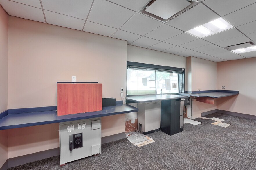 More Photos Of 1200 E Blue Heron Blvd, West Palm Beach Storefront Retail Office For Lease