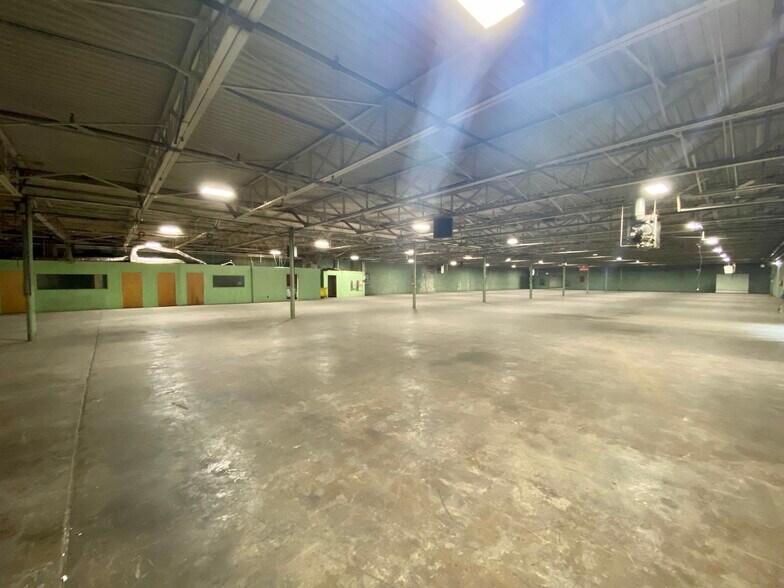 More Photos Of 318 Gidney St, Shelby Warehouse For Lease