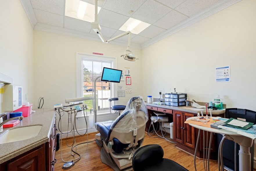 More Photos Of 10611 Greenyard Way, Chester Medical For Sale