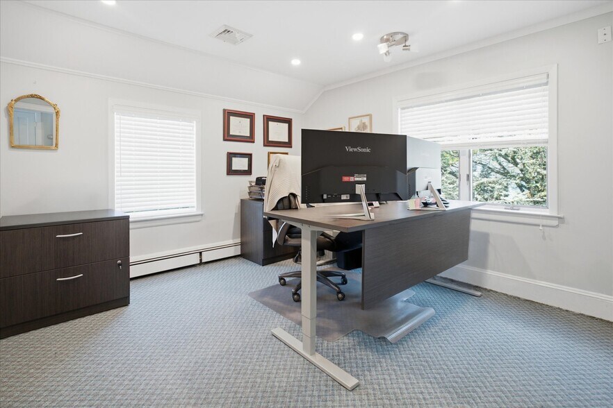 More Photos Of 20 Manor Rd, Smithtown Office For Sale