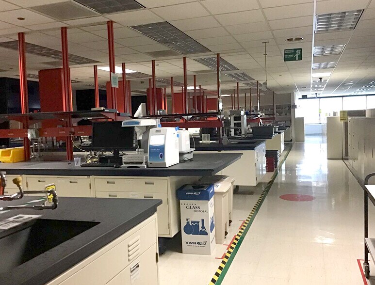 More Photos Of 32650 N Wilson Rd, Round Lake Flex For Lease