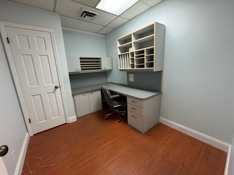 More Photos Of 14378-14390 Woodlake Dr, Town and Country Office For Sale