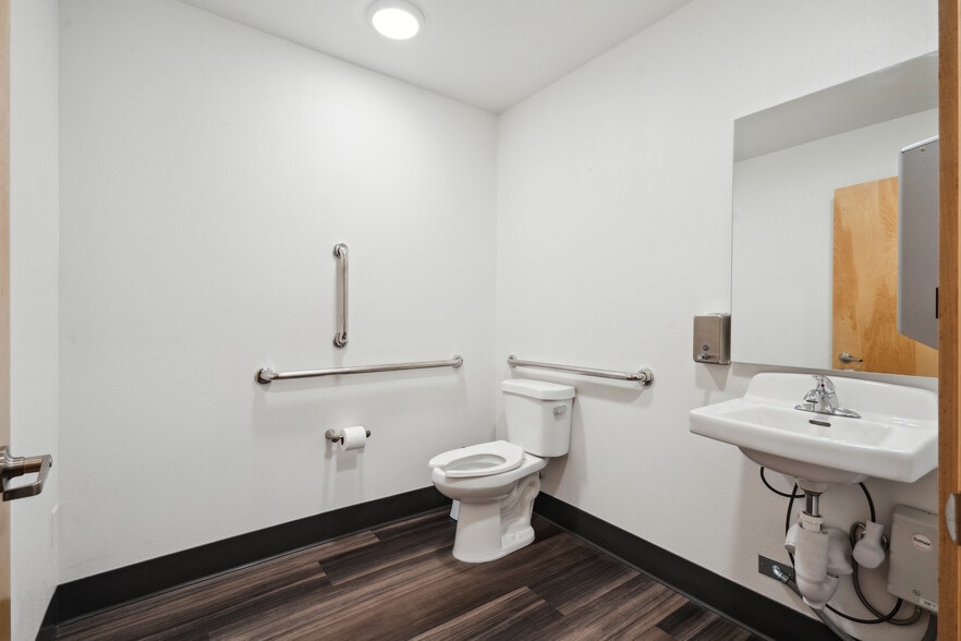 More Photos Of 212-218 E 4th St, Waterloo Loft Creative Space For Sale