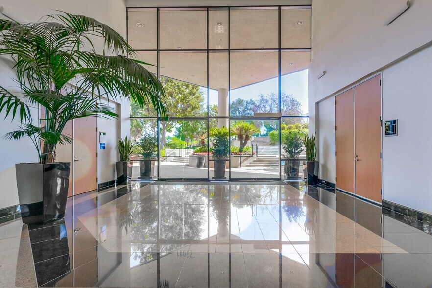 More Photos Of 27001 Agoura Rd, Calabasas Coworking Space