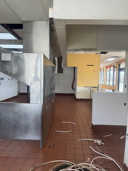 More Photos Of 590 Roosevelt Rd, Glen Ellyn Freestanding For Lease