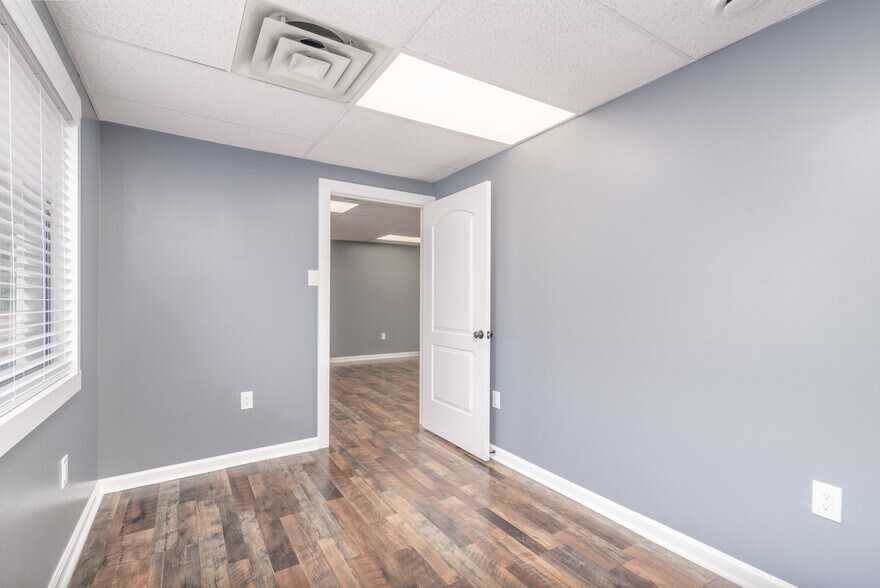 More Photos Of 238 Moon Clinton Rd, Coraopolis General Retail For Lease