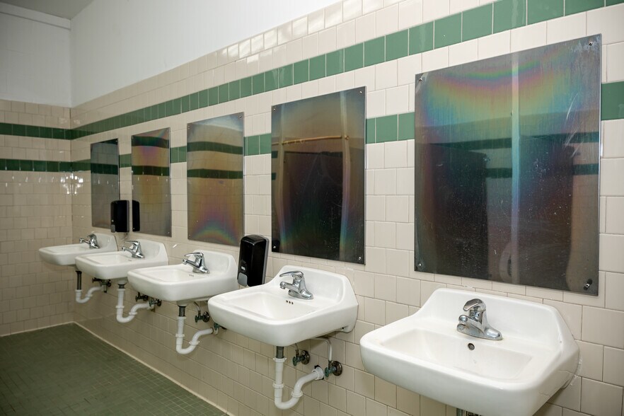 More Photos Of 626 Old River Rd, Sylvania Manufacturing For Sale