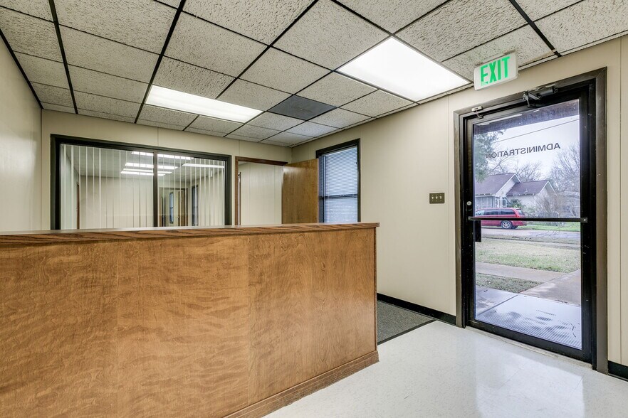 More Photos Of 602 W 12th St, Taylor Office For Lease