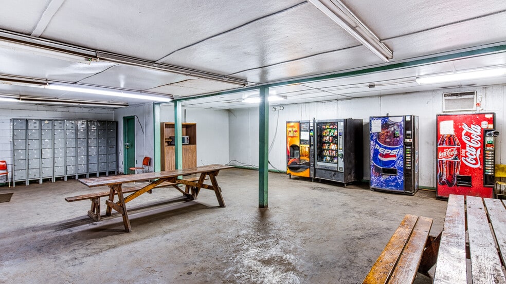 More Photos Of 1076 Airport Rd, Tappahannock Warehouse For Lease