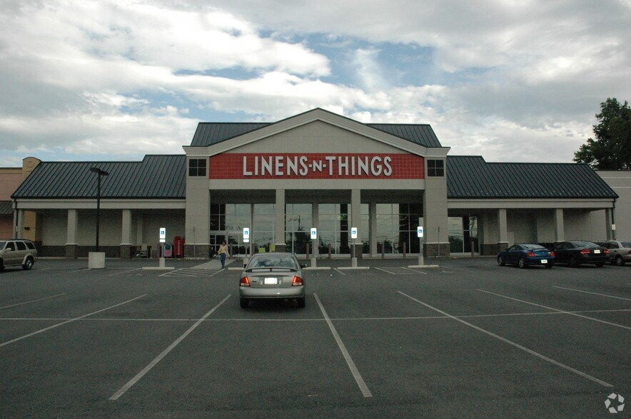 More Photos Of 2051 Chain Bridge Rd, Vienna Freestanding For Lease