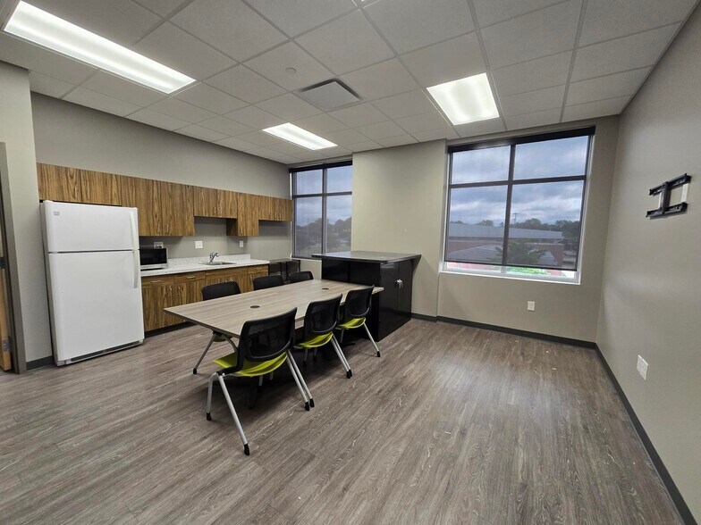 More Photos Of 1595 W Lake Lansing Rd, East Lansing Storefront For Lease