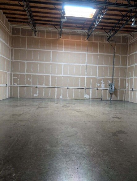 More Photos Of 42095 Zevo Dr, Temecula Warehouse For Lease