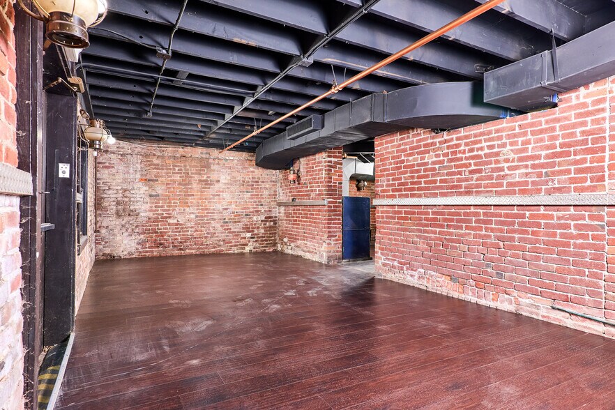 More Photos Of 910 2nd St, Sacramento Bar For Sale