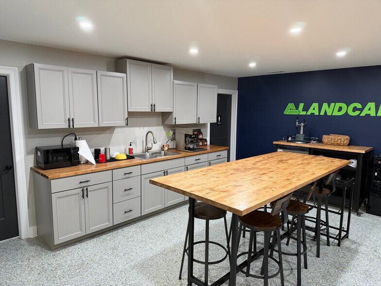 More Photos Of 100 Summer Ct, Georgetown Flex For Sale