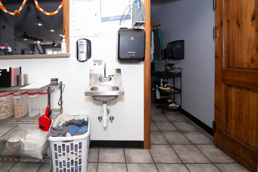 More Photos Of 407 W Main St, Marlow Restaurant For Sale