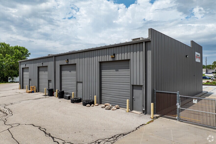 More Photos Of 14505 Grover St, Omaha Showroom For Lease