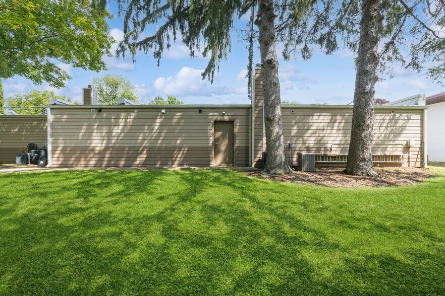 More Photos Of 2019-2025 Main Street Rd, Spring Grove Freestanding For Sale