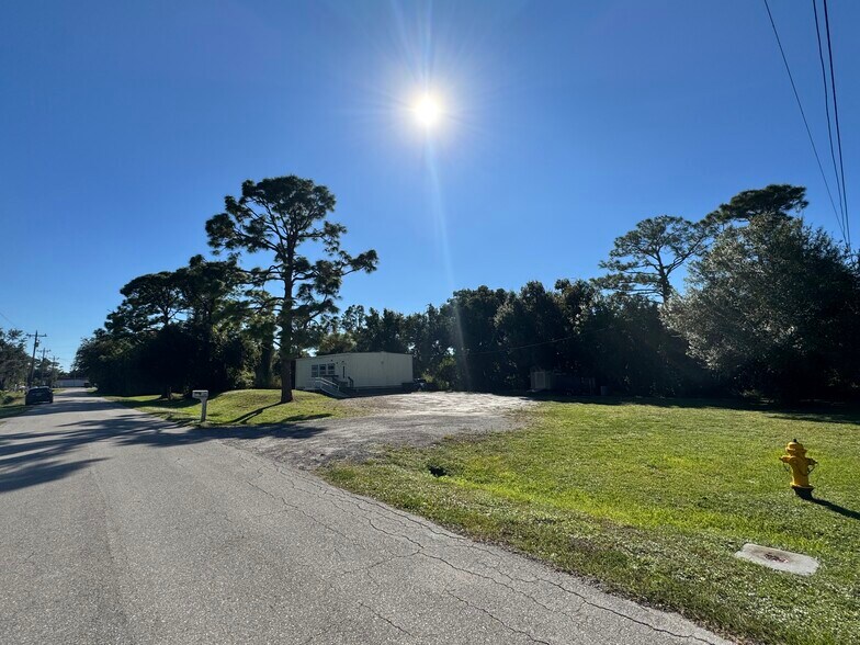 More Photos Of 1385 Touchstone Rd, North Fort Myers Flex For Sale